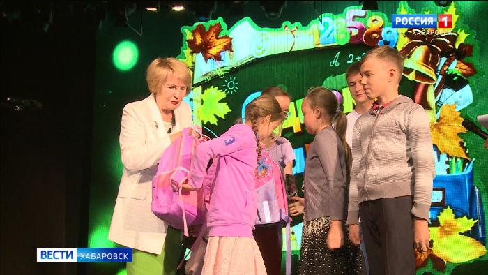 «Это от всей души, и дети это чувствуют». Школьники из многодетных семей получили нужные подарки