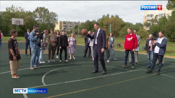 Качество и безопасность школьных стадионов и дворов проверили губернатор и народные контролёры