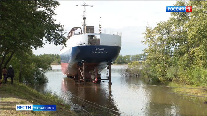 Амура коснулась «река людей». «Кедон» — второй краболов, построенный в Хабаровске, спустили на воду