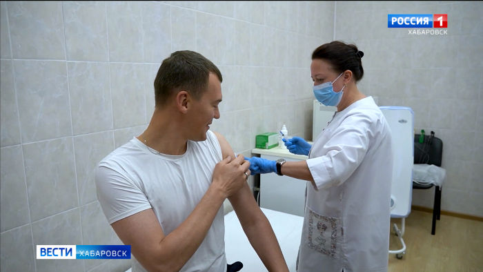 «Прохожу ревакцинацию и всем советую». Глава региона поставил очередную прививку от коронавируса
