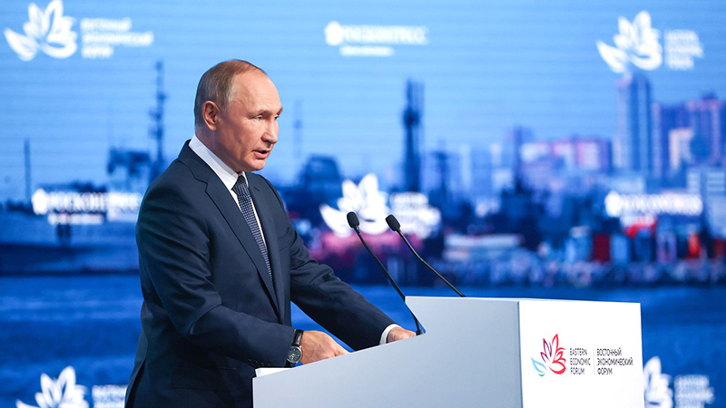 «Здоровья и пусть достигнет своих целей!». Хабаровчане поздравляют Владимира Путина с 70-летием