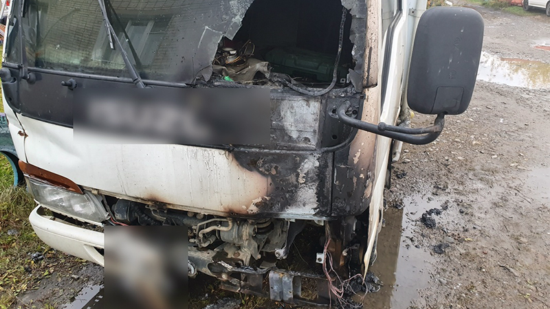На почве мести и под воздействием спиртного: в Эльбане рецидивист сжёг автомобиль знакомого