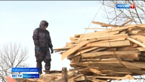 Согревающая помощь: семьи мобилизованных из Хабаровского района получили бесплатные дрова
