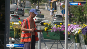 Полив в ночное время: озеленители Хабаровска спасают цветы от жары на улицах города