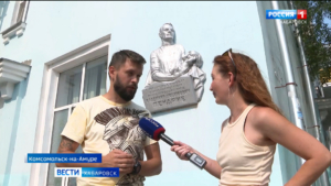 Экскурсовод из Комсомольска открывает туристам тайны родного города