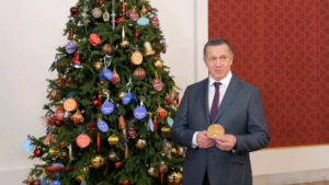 «Здорово, когда мечты сбываются»: Юрий Трутнев вручил подарки детям в рамках акции «Ёлка желаний»