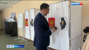 «Патриотизм должен быть деятельным»: депутат Госдумы Максим Иванов проголосовал на родном участке