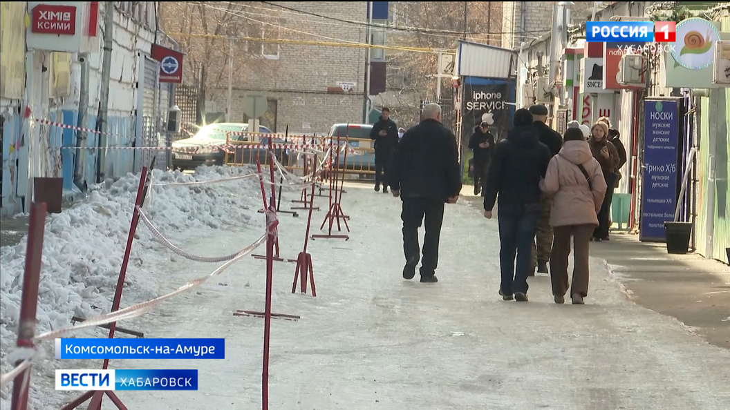 Глыба льда обрушилась на мужчину в Комсомольске-на-Амуре