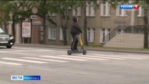 Смотрите в 21:09. Сервисы проката электросамокатов ввели собственные наказания за нарушение правил