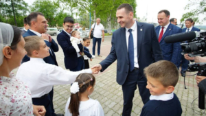 Дмитрий Демешин по поручению Президента вручил орден «Родительская слава» семье из Ванинского района