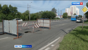 Из-за дорожного провала пришлось закрыть для движения одну из полос на улице Павла Морозова