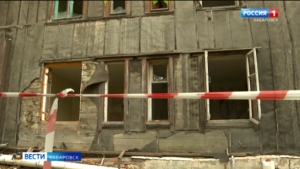 В Хабаровске превратили в руины очередной аварийный барак