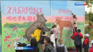 «Пусть наши народы дружат вечно»: дети из России и Китая нарисовали в Хабаровске символы двух стран