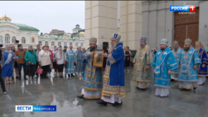 Смотрите в 21:09. Хабаровчане под дождём помолились о победе перед чудотворной иконой