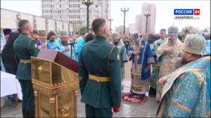 «Защитить страну и веру»: молебен о Победе собрал в Хабаровске сотни верующих