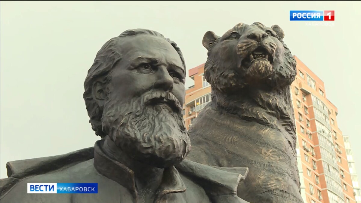 Памятник Всеволоду Сысоеву и Золотой Ригме торжественно открыли у «Арены Ерофей» в Хабаровске