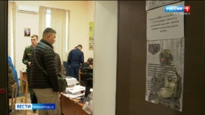 Большой поток добровольцев фиксируют в пунктах отбора на службу по контракту в Хабаровском крае