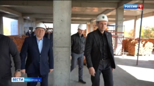 Дмитрий Демешин осмотрел строительство детского сада на Ореховой сопке