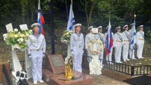 Моряки российских корветов почтили память экипажа крейсера «Жемчуг», погибшего в Малайзии