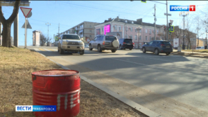 Бочки с песком появились на улицах и перекрёстках Хабаровска