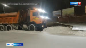 Край накрыл циклон: ряд автотрасс закрыты для движения автобусов, на улицах дежурит техника МЧС