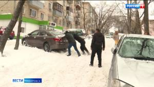Город в снежном «плену»: в Хабаровске продолжают устранять последствия циклона