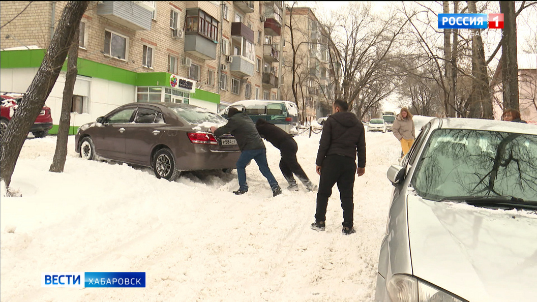 Город в снежном «плену»: в Хабаровске продолжают устранять последствия циклона