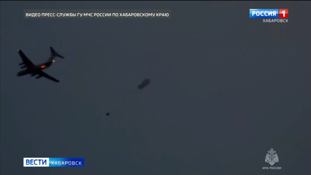 Впервые в истории МЧС России: хабаровские спасатели отработали ночной сброс грузов с самолёта