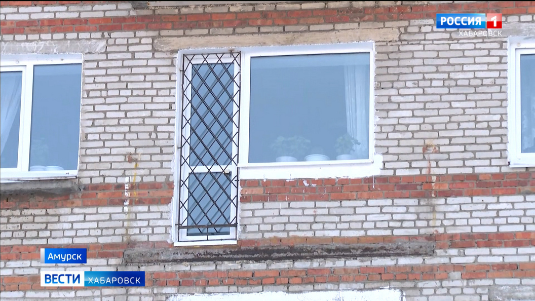 У пенсионерки из Амурска рухнул балкон, восстановить его обещают через… полтора года после ЧП