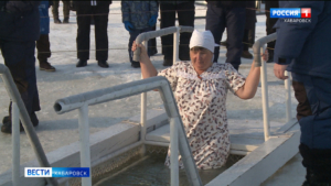 «Для здоровья и благодати!»: самой популярной купелью в Крещение стала протока на Красной Речке