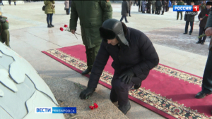 На площади Славы состоялась церемония возложения цветов и венка к Вечному огню