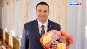 «Вы достойны восхищения круглый год!»: Дмитрий Демешин поздравил жительниц края с 8 марта