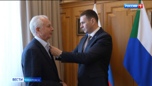 Дмитрий Демешин вручил почётный знак «За заслуги перед Хабаровским краем» Александру Пекаршу