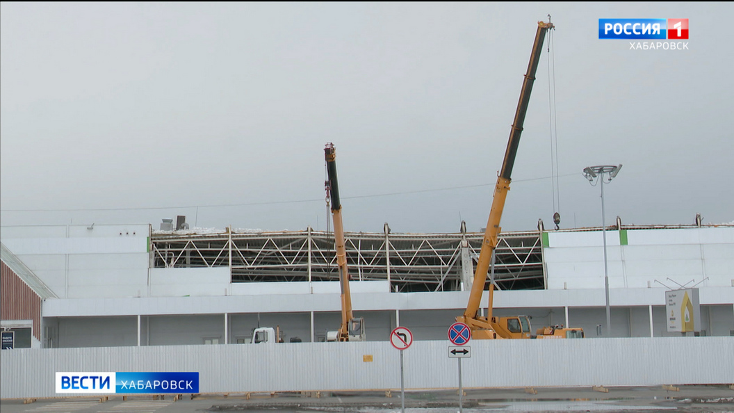 Демонтаж кровли строительного гипермаркета начался в Хабаровске