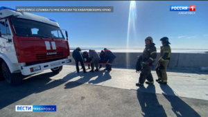 Пенсионера, провалившегося под лёд, спасли в Хабаровске
