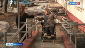 Сделать лестницы и пандусы на улицах Хабаровска безопасными потребовала у мэрии прокуратура города