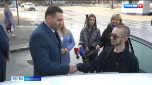 Дмитрий Демешин вручил ветерану спецоперации первый автомобиль с ручным управлением