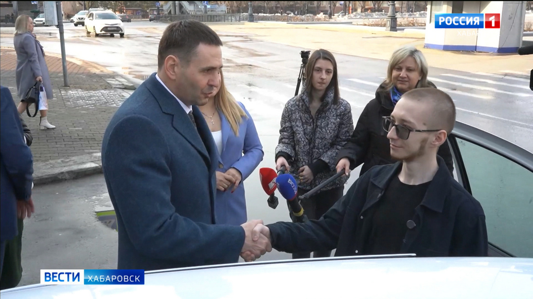 Дмитрий Демешин вручил ветерану спецоперации первый автомобиль с ручным управлением