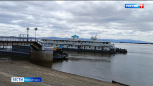 «Наш красавец!»: единственный в стране плавучий пункт пропуска начали устанавливать в Хабаровске