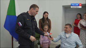 «Нашим бойцам помогаем делами»: Дмитрий Демешин вручил героям СВО ключи от квартиры и автомобилей