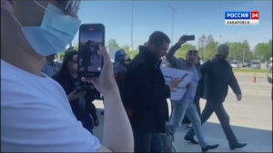 «Вы подлец, вон из России!»: пикетами встретили «посланца» Евросоюза в аэропорту Хабаровска