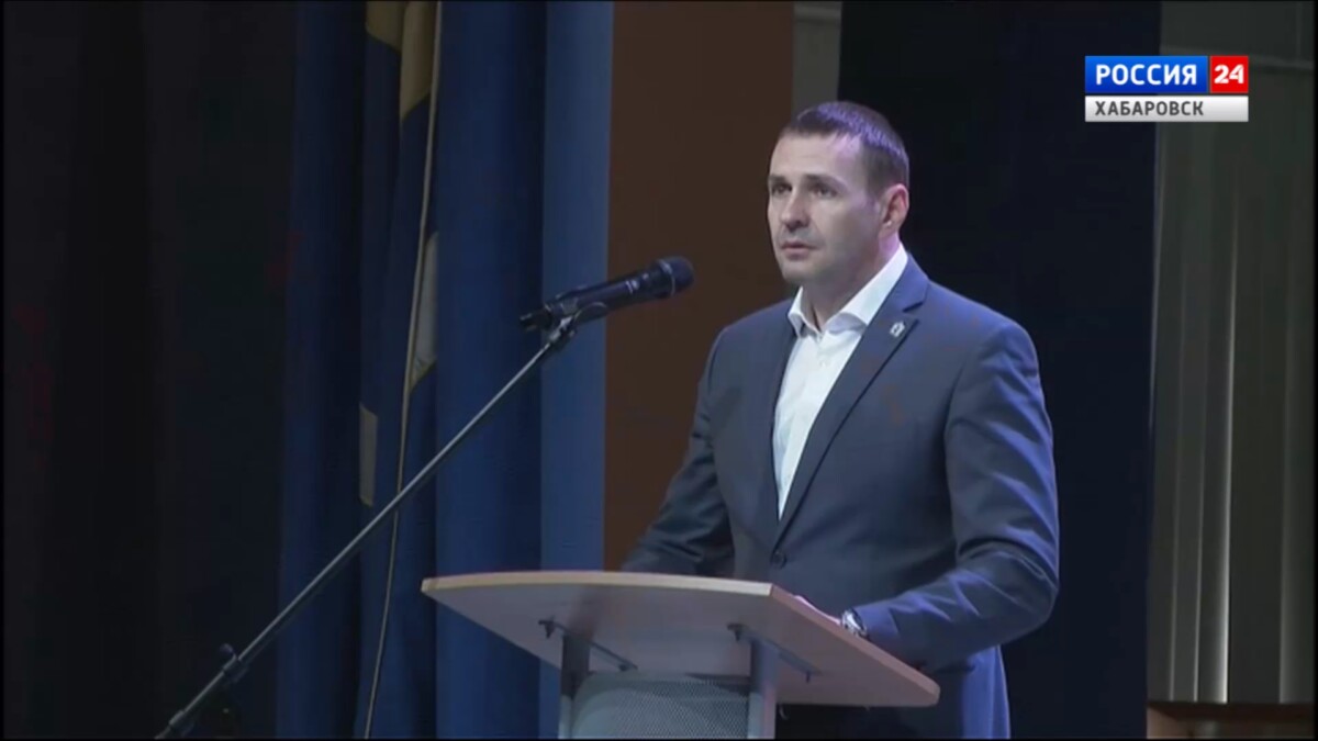 Смотрите в 21:10. Дмитрий Демешин посетил праздник Последнего звонка в Волочаевском лицее Хабаровска
