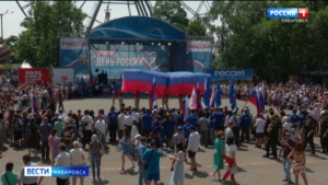 Одной дружной многонациональной семьей отметили фестиваль «Карагод» на центральной набережной