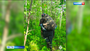 Заблудившуюся в лесу пенсионерку на себе вынесли хабаровские спасатели