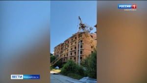 Башенный кран упал на «недострой» в пригороде Хабаровска