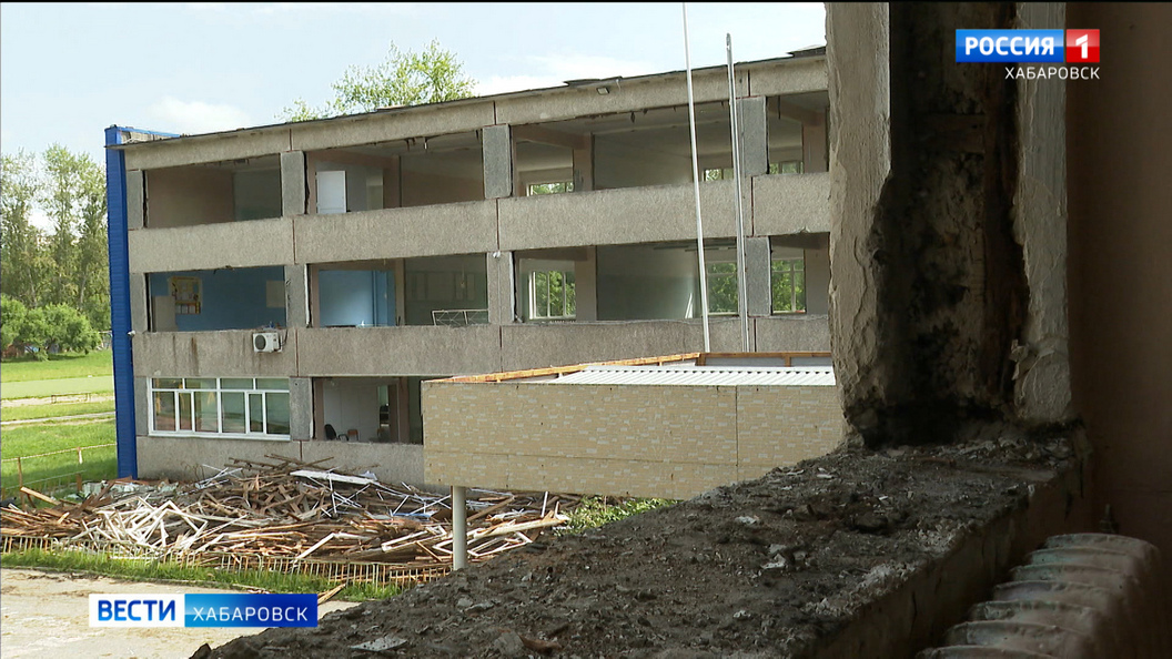 В хабаровской школе №70 завершают демонтаж и приступают к замене электропроводки