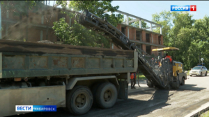 На аварийной улице Аэродромной в Хабаровске начали восстанавливать разрушенное дорожное покрытие