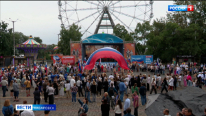 В День флага России в центре Хабаровска развернули огромный триколор