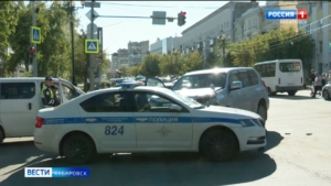 Внедорожник «пошёл на таран»: автомобиль дорожно-постовой службы попал в ДТП в центре Хабаровска