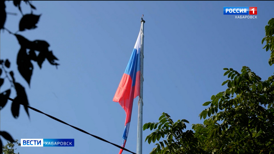 40-метровый флагшток с российским триколором установили у Амурского Утёса в Хабаровске